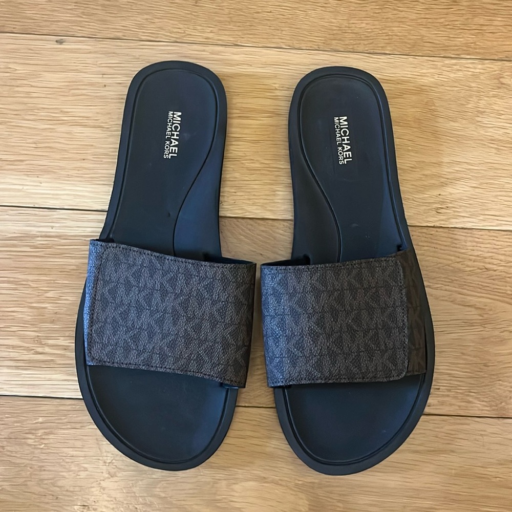 Michael Kors MK Signature Logo Print Wade Slide (Brown, 10M)